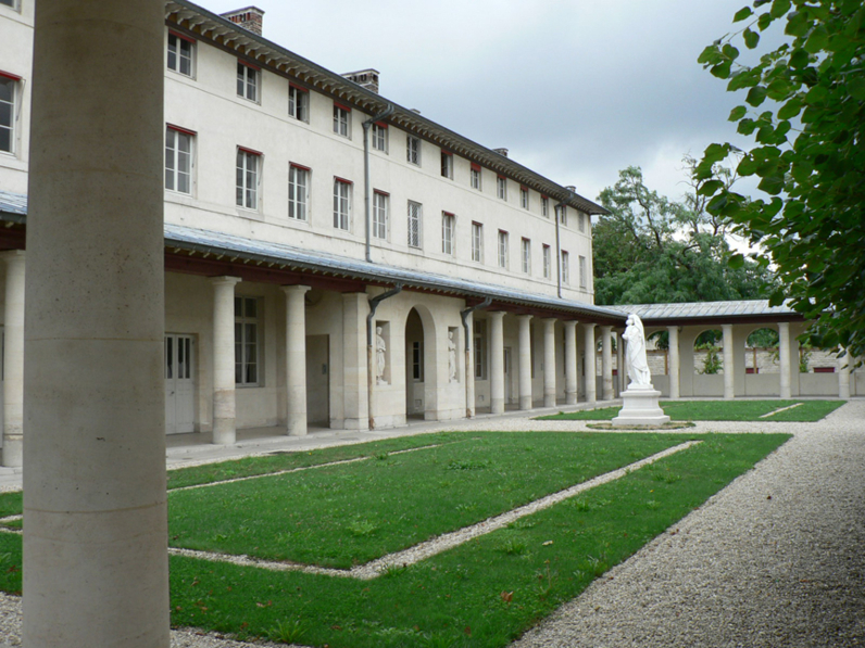 Ancien cloître, hôpitaux de Saint Maurice