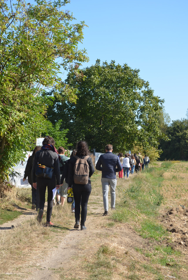 Les arpentages (ici, le long de l'ex-VDO, dans le Val-de-Marne) sont l'occasion de débattre sur le terrain.