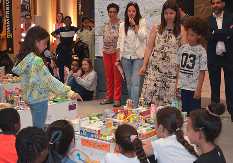 Présentation des maquettes réalisées par les enfants à la Fabrique du Métro, juin 2022.