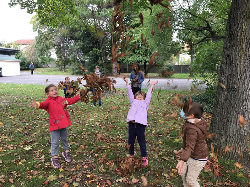 Atelier jeu avec les feuilles d'automne à Bry-sur-Marne