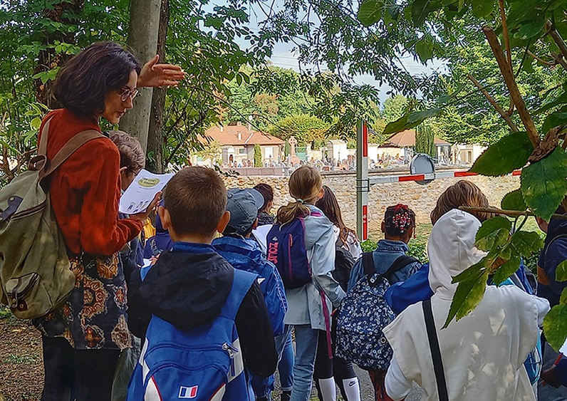 Visite du cimetière de Sucy-en-Brie avec une classe, dans le cadre des Enfants du Patrimoine