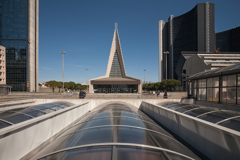 Centre des Affaires de Naples, Italie / Architecte Kenzo Tange