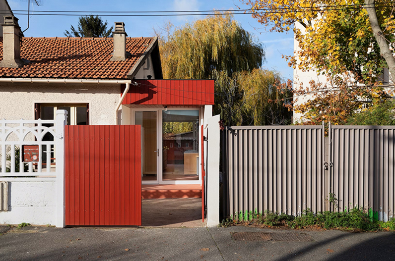 Clôture conçue en lien avec le bâti existant