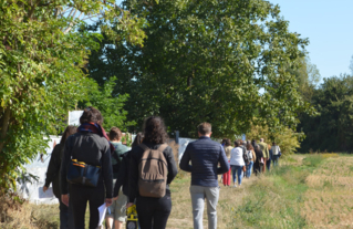 Les arpentages (ici, le long de l'ex-VDO, dans le Val-de-Marne) sont l'occasion de débattre sur le terrain.