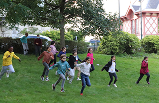 Les enfants prennent en compte la topographie des lieux dans leurs activités récréatives.