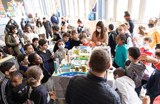 Présentation du travail réalisé par les enfants à Orly