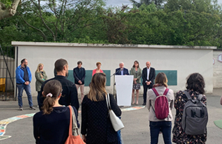 M. le maire inaugure l'exposition des travaux des élèves de maternelle suite à la phase de concertation à l'école Polangis