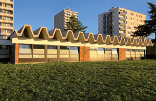 École Louise Michel à Alfortville. Couronnement en coques « M »